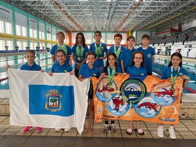 equipo con banderas y medallas.jpeg