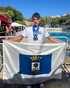 SAMUEL CON MEDALLAS Y BANDERA DE HUELVA.jpeg