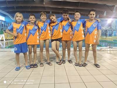 EQUIPO CON CAMISETAS.jpeg