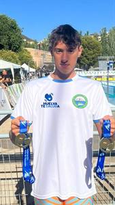 SAMUEL CON DOS MEDALLAS CAMISETA HUELVA DEPORTE.jpg