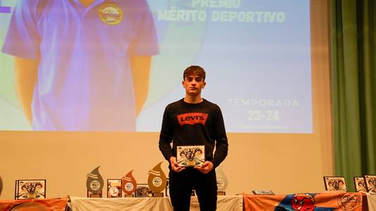 MANUEL CAMACHO PREMIO.jpg