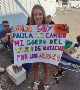 PAULA CON CARTEL.jpeg