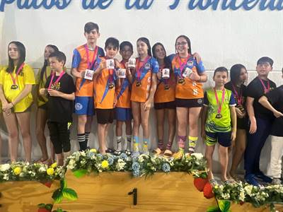 EQUIPO ALEVÍN EN EL PODIUM.jpeg
