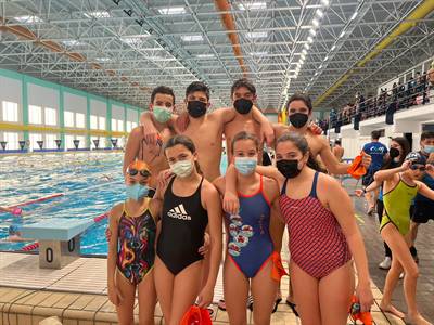 EQUIPO EN PISCINA.jpeg