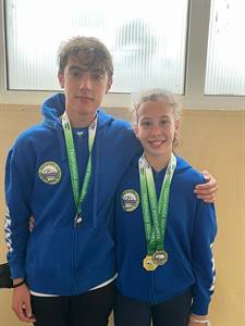 SAMUEL E IRIA CON MEDALLAS.jpeg