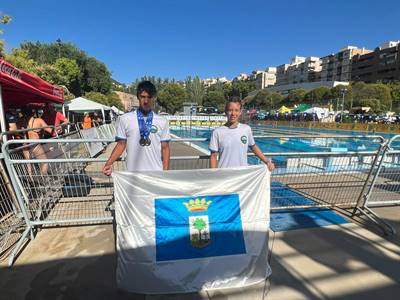 SAMUEL CON MEDALLAS E IRIA CON BANDERA DE HUELVA.jpeg